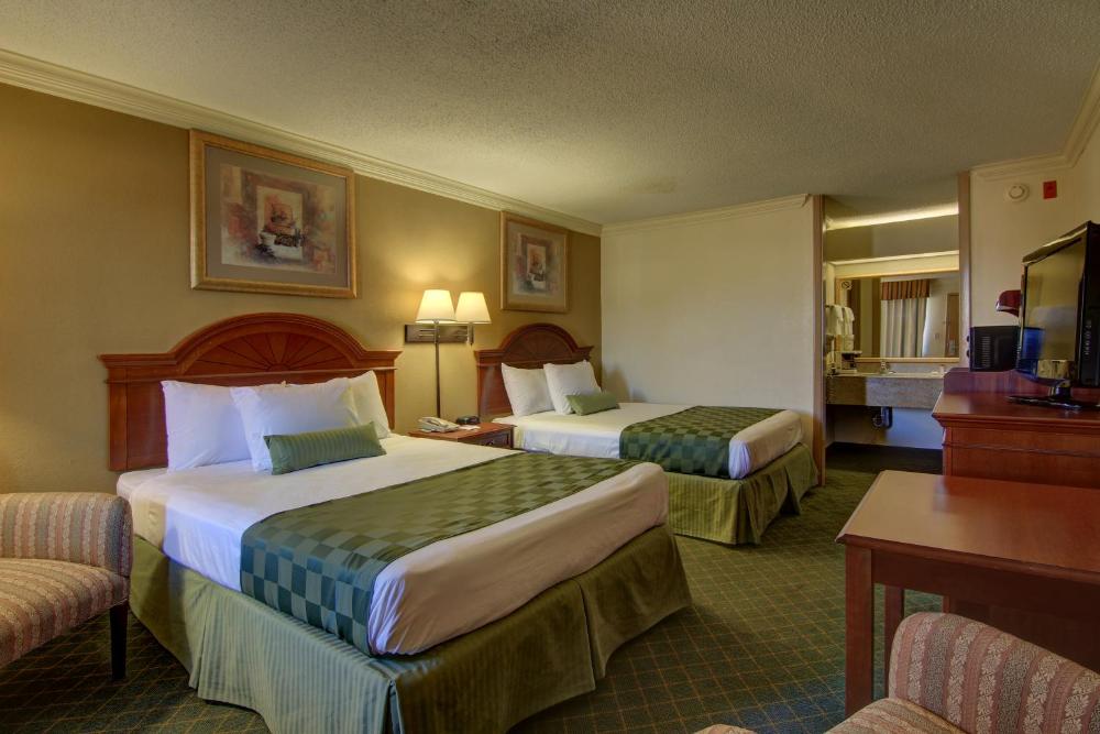 Queen Room with Two Queen Beds - Non-Smoking interior